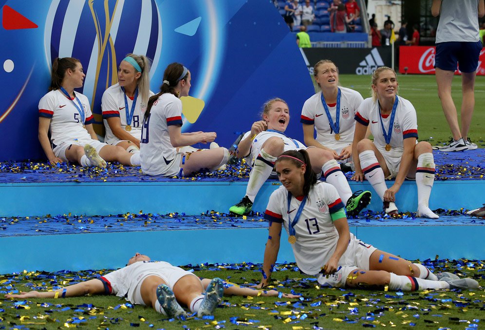 Para pemain Amerika Serikat terlihat begitu bahagia usai pastikan juara Piala Dunia Wanita 2019. (c) AP Photo