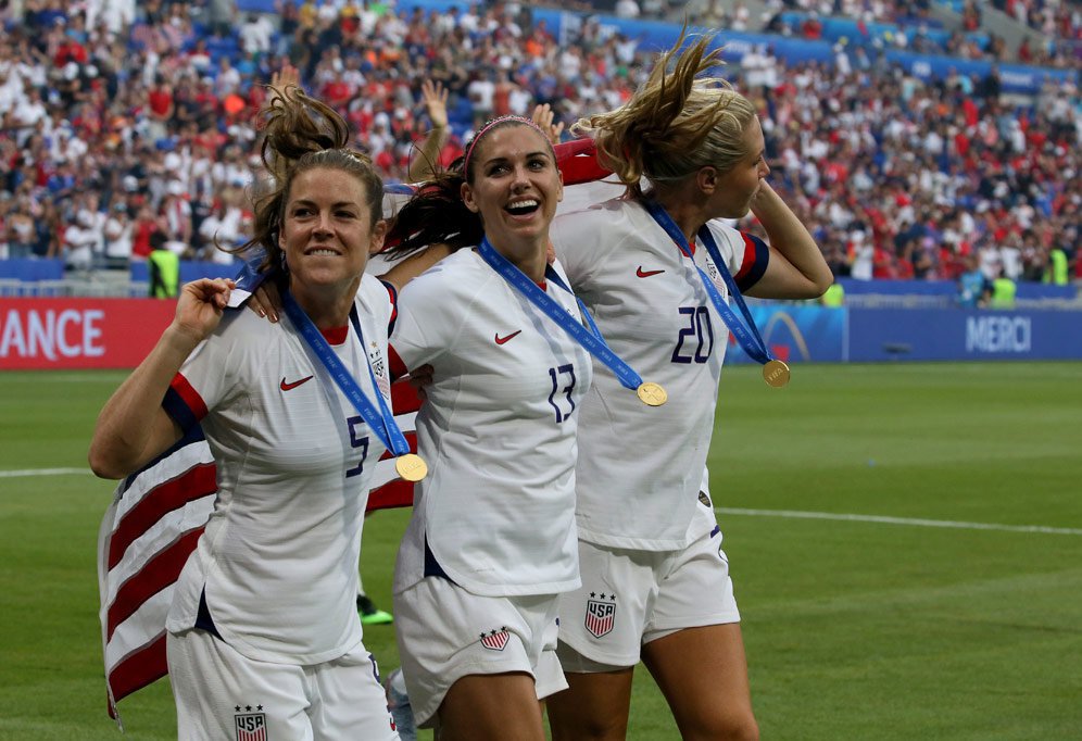 Kelley O'Hara, Alex Morgan dan Allie Long berselebrasi usai pastikan Amerika Serikat juara Piala Dunia Wanita 2019. (c) AP Photo