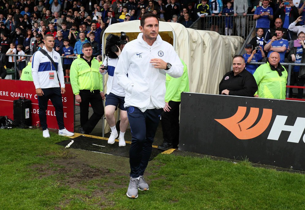 Frank Lampard memasuki lapangan Dalymount Park, Dublin, Irlandia. (c) AP Photo