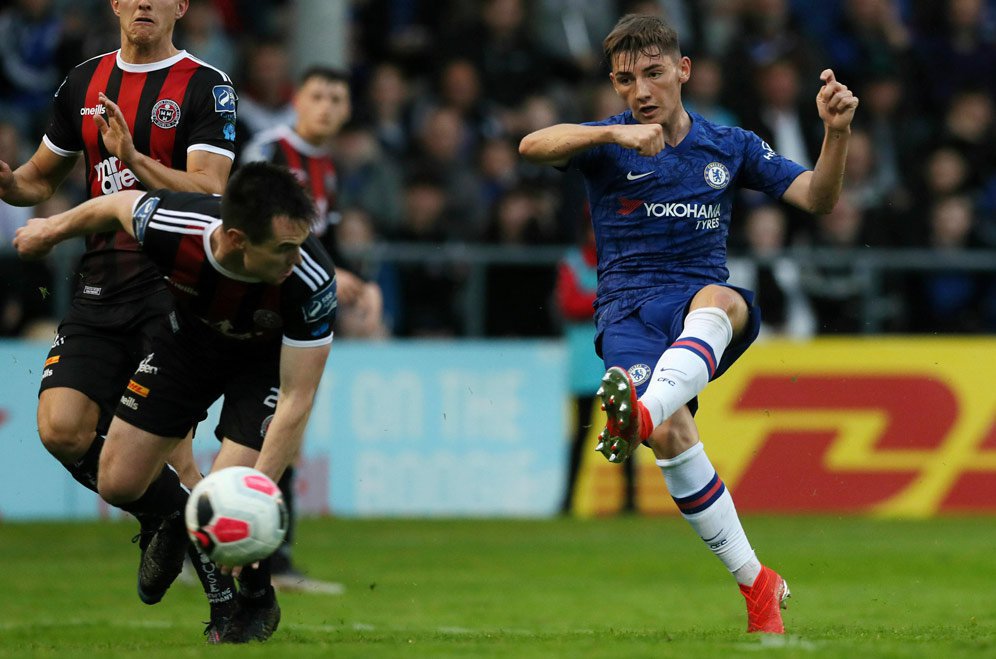 Billy Gilmour melepas tembakan ketika main di laga Chelsea vs Bohemian. (c) AP Photo