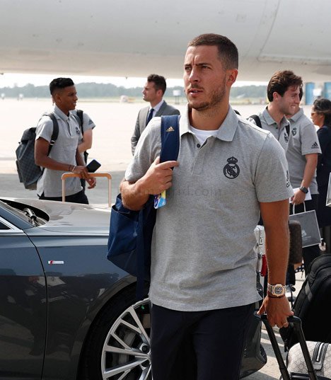 Eden Hazard masih memakai ponsel dengan sampul bermotif Chelsea meskipun sudah bermain di Real Madrid. (c) Situs resmi Real Madrid