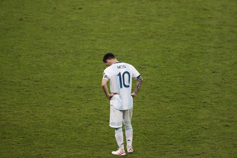 Lionel Messi kembali gagal membawa Argentina menjadi juara di turnamen mayor. Sudah sebilan turnamen dilalui, tapi belum ada gelar juara diraih. (c) AP Photo