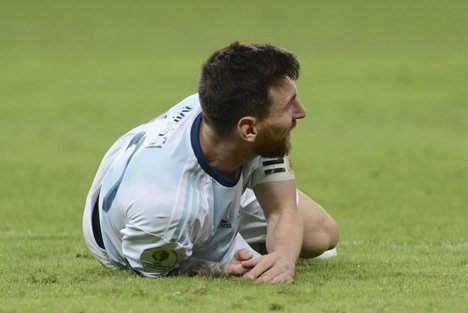 Ekspresi Lionel Messi ketika terjatuh. Lionel Messi sempat mendapat beberapa peluang bagus meski pada akhirnya tak mampu mencetak gol (c) AP Photo