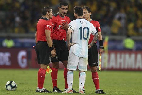 Begitu babak pertama usai, Lionel Messi sempat mendekati wasit untuk melakukan protes. Lionel Messi memang banyak dilanggap pemain Brasil sepanjang laga. (c) AP Photo