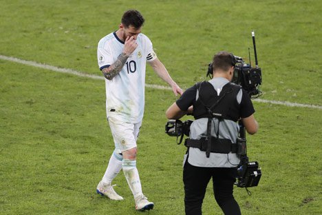 Lionel Messi hanya bisa tertunduk sambil menutup wajahnya ketika keluar dari lapangan (c) AP Photo