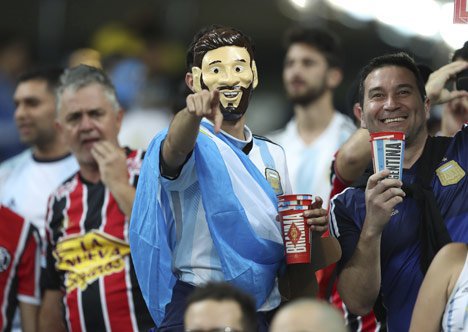 Lionel Messi menjadi harapan besar bagi fans Argentina karena dia selalu tampil memukai bersama Barcelona. Tapi, sejauh ini Lionel Messi belum berhasil di timnas. (c) AP Photo