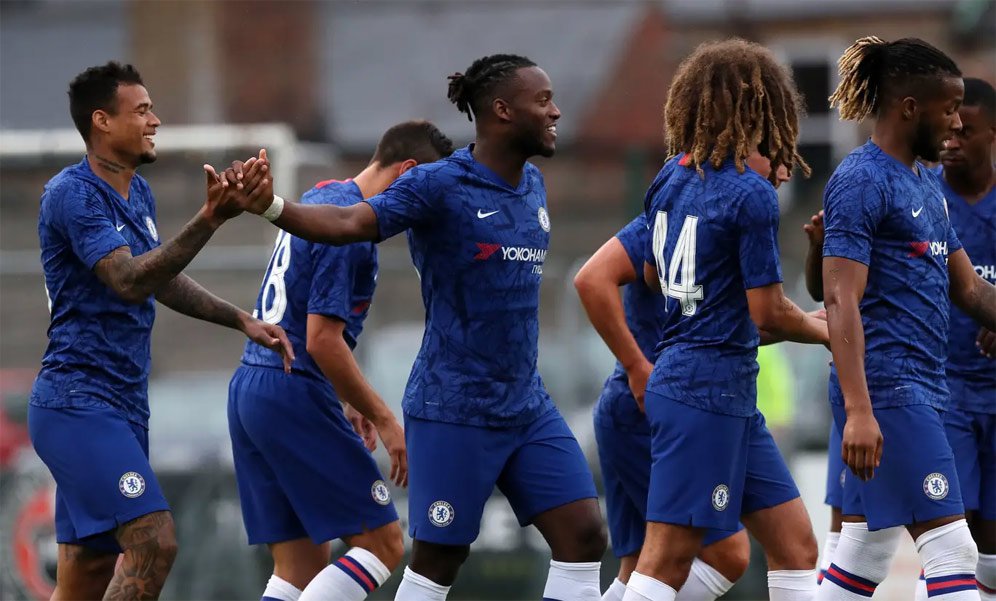 Michy Batshuayi disambut rekannya usai mencetak gol ke gawang Bohemian. (c) AP Photo