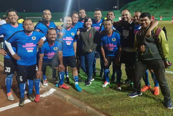 Para pemain JMR FC berebut foto dengan Ratu Tisha (c) Ipunk Sodrek