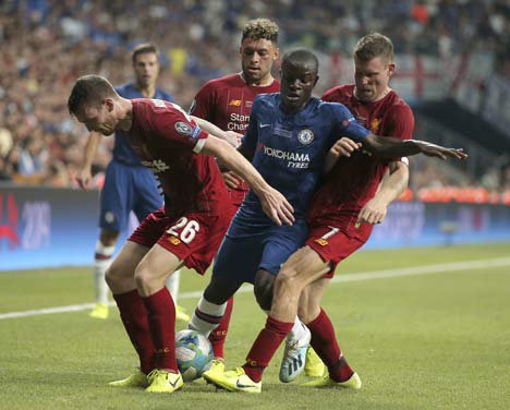 NGolo Kante mendapat pengawalan ketat dari pemain Liverpool pada laga UEFA Super Cup 2019, Kamis (15/8/2019) dini hari WIB di Vodafone Park. (c) AP Photo