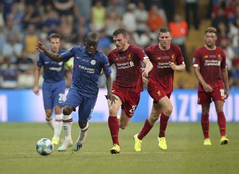 NGolo Kante mendapat pengawalan ketat dari pemain Liverpool pada laga UEFA Super Cup 2019, Kamis (15/8/2019) dini hari WIB di Vodafone Park. (c) AP Photo