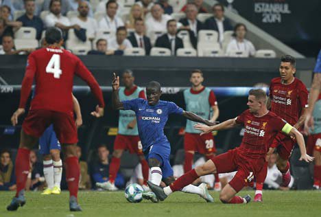 NGolo Kante mendapatkan tekel dari kapten Liverpool, Jordan Herderson, pada laga UEFA Super Cup, Kamis (15/8/2019) dini hari WIB di Vodafone Park. (c) AP Photo