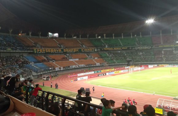 Pendukung Persebaya Surabaya mengosongkan tribun utara Gelora Bung Tomo (c) Bola.net/Mustopa El Abdy