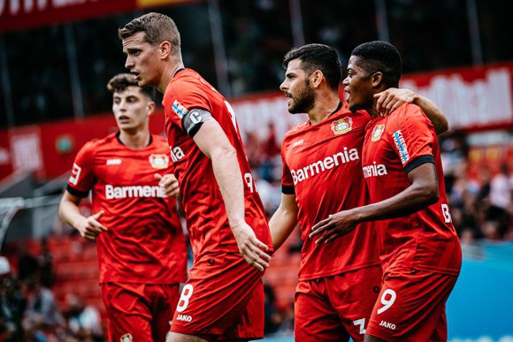 Selebrasi Leon Bailey bersama pemain Bayer Leverkusen. (c) DFL