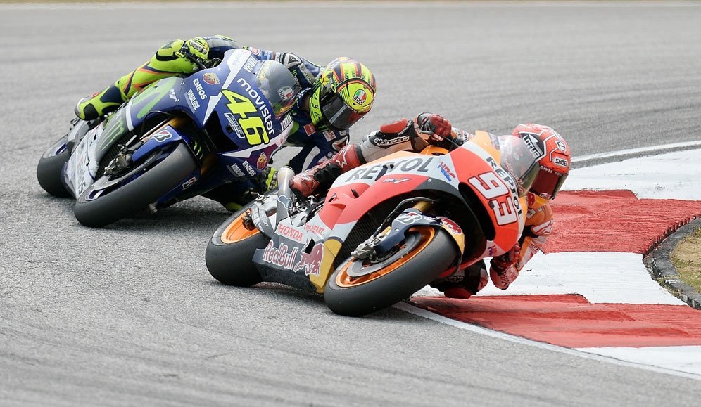 Valentino Rossi dan Marc Marquez di MotoGP Malaysia 2015 (c) AFP