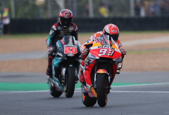 Marc Marquez dan Fabio Quartararo di garis finis MotoGP Thailand 2019. (c) AP Photo