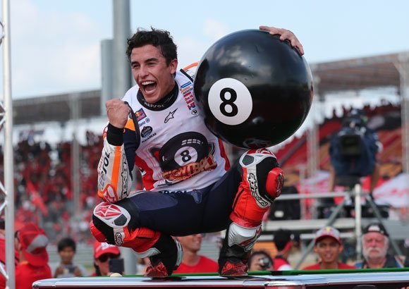 Marc Marquez saat merayakan gelar dunia Grand Prix-nya yang kedelapan di MotoGP Thailand 2019. (c) AP Photo