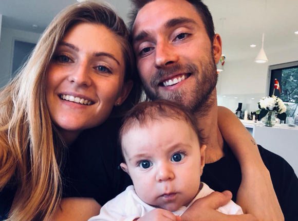 Pemain Tottenham, Christian Eriksen, bersama sang pasangan, Sabrina Kvist Jensen. (c) instagram.com/chriseriksen8