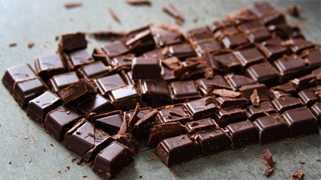 Cokelat hitam memang lebih pahit, namun lebih kaya antioksidan. Jika ingin tidak stres, maka makan dark cokelat adalah wajib hukumnya. (c) bolacom