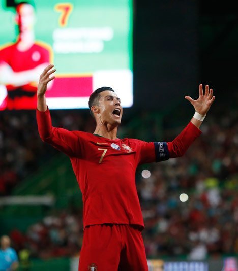 Selebrasi Cristiano Ronaldo bersama timnas Portugal. (c) AP Photo