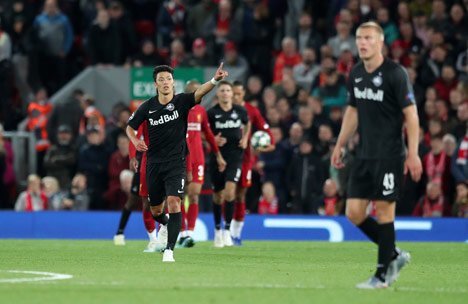 Selebrasi Hwang Hee-chan usai bobol gawang Liverpool. (c) AP Photo