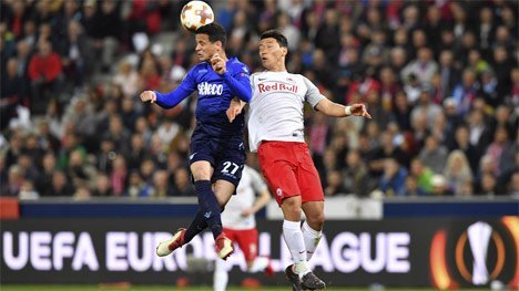 Duel pemain Lazio, Luiz Felipe (kiri) dan pemain Salzburg, Hee-Chan Hwang pada leg kedua Liga Europa di Red Bull Arena, Austria, (12/4/2018). (c) AP/Kerstin Joensson