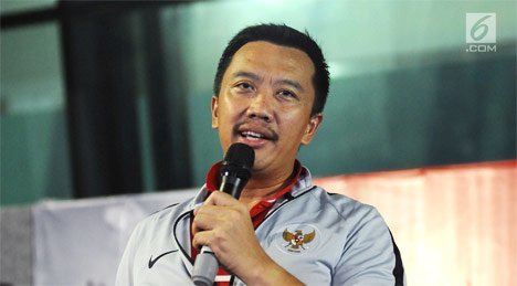 Imam Nahrawi memberikan sambutan pada acara penyambutan Timnas Indonesia U-22 di Bandara Soekarno Hatta, Tangerang, Rabu (27/2). Para pemain Timnas Indonesia U-22 baru saja menjuarai Piala AFF U-22 2019 di Kamboja. (c) Liputan6.com/Herman Zakharia
