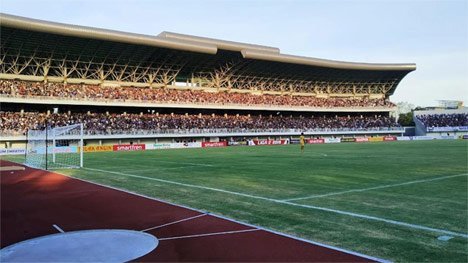 Suporter PSIM menyaksikan timnya berlaga di Stadion Mandala Krida, Yogyakarta. (c) Bola.com/Vincentius Atmaja