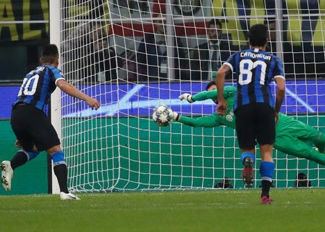 Eksekusi penalti Lautaro Martinez digagalkan Roman Burki. (c) AP Photo