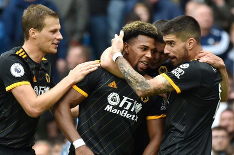Selebrasi Adama Traore bersama pemain Wolves usai cetak gol ke gawang Man City. (c) AP Photo