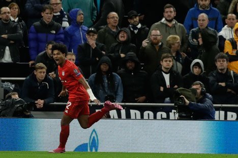 Selebrasi Serge Gnabry usai bobol gawang Tottenham. (c) AP Photo