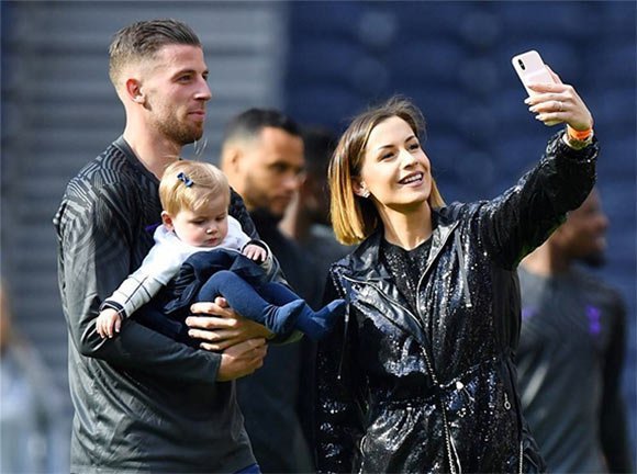 Pemain Tottenham, Toby Alderweireld, bersama sang pasangan, Shani Van Mieghem. (c) instagram.com/tobyalderweireld