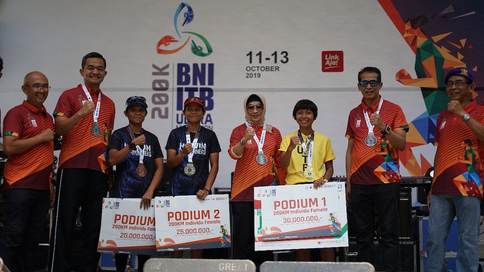 Eni Rosita (kedua kanan) berhasil raih juara BNI ITB Ultra Marathon 2019 pada kategori Individu 200K Putri dengan catatan waktu 32 jam 28 menit. Eni Rosita memegang mock up podium 1 dan berhasil membawa uang sebesar Rp 30 juta di ITB Bandung pada Minggu (13/10/2019) (c) BNI ITB Ultra Marathon 2019