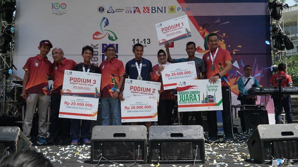 Meiman Hasrat Waruwu (kedua kanan) berhasil raih juara BNI ITB Ultra Marathon 2019 pada kategori Individu 200K Putra dengan catatan waktu 26 jam 38 menit. Meiman Hasrat Waruwu memegang mock up podium 1 dan berhasil membawa uang sebesar Rp 30 juta di ITB Bandung pada Minggu (13/10/2019) (c) BNI ITB Ultra Marathon 2019