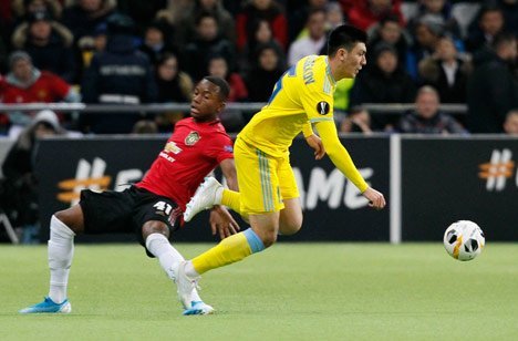 Ethan Laird (kiri) saat tampil melawan Astana. (c) AP Photo