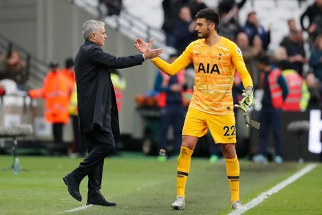 Paulo Gazzaniga dan Jose Mourinho (c) AP Photo