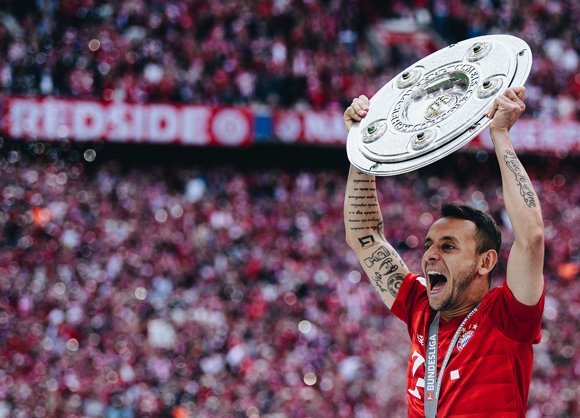 Rafinha mengangkat trofi Meisterschale pada 18 Mei 2019 lalu. (c) DFL