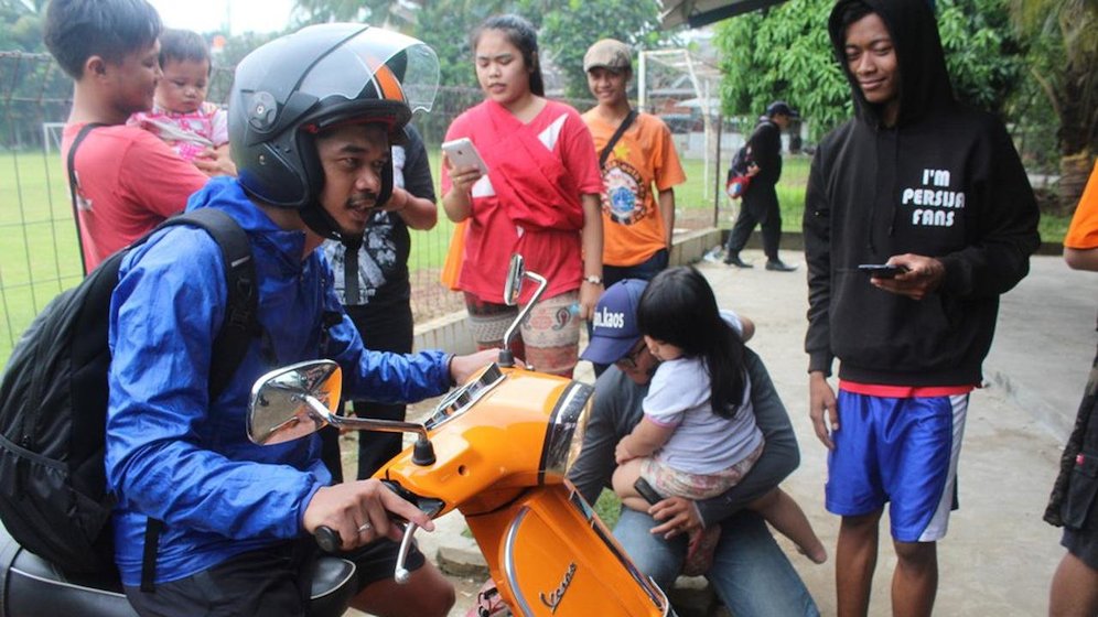 Bambang Pamungkas naik skuter menuju tempat latihan tim Persija Jakarta, Lapangan Villa 2000, Pamulang, Tangerang Selatan. (c) Bola.com/Gerry Anugrah Putra