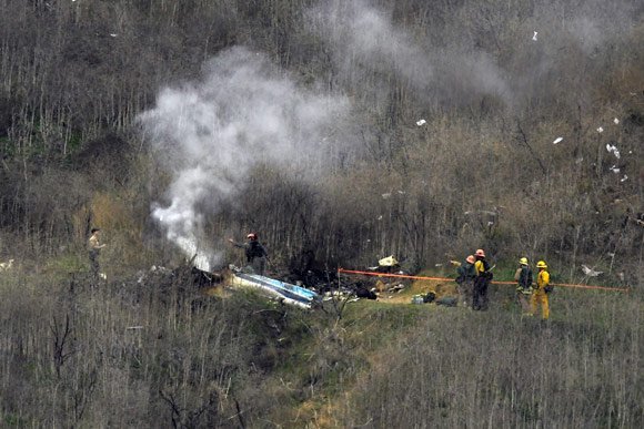 Helikopter Sikorsky S-76 terbakar dan hancur usai mengalami kecelakaan. (c) AP Photo