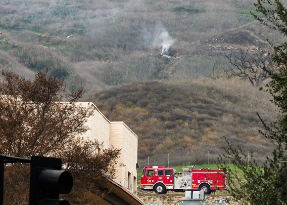 Karena letak jatuhnya, pemadam kebakaran kesulitan menjangkau titik evakuasi. (c) AP Photo