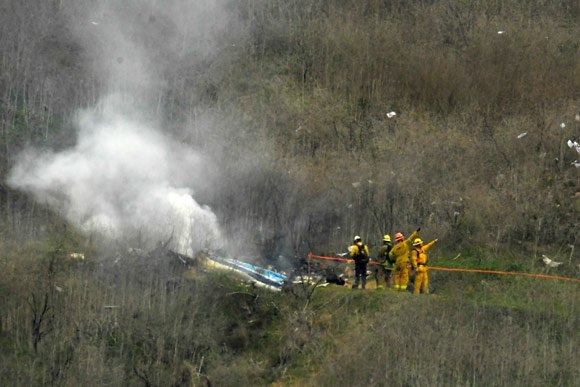 Petugas pemadam kebakaran melakukan proses evakuasi. (c) AP Photo