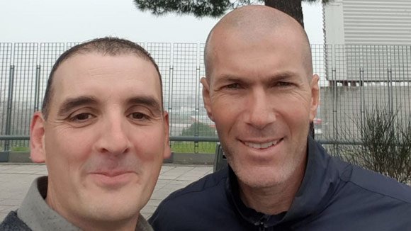 Ignacio Fernandez berpose selfie bareng Zinedine Zidane (c) La Voz de Galicia