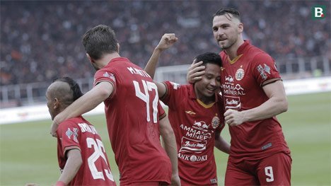 Pemain Persija Jakarta merayakan gol yang dicetak oleh Evan Dimas, ke gawang Borneo FC pada laga Shopee Liga 1 di SUGBK, Jakarta, Minggu, (1/3/2020). Persija menang 3-2 atas Borneo FC. (c) Bola.com/M Iqbal Ichsan