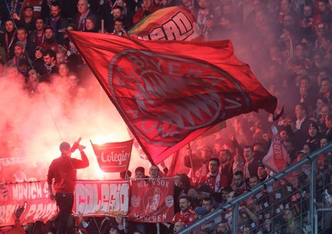 Aksi protes fans Bayern Munchen pada laga tandang ke Hoffenheim. (c) AP Photo