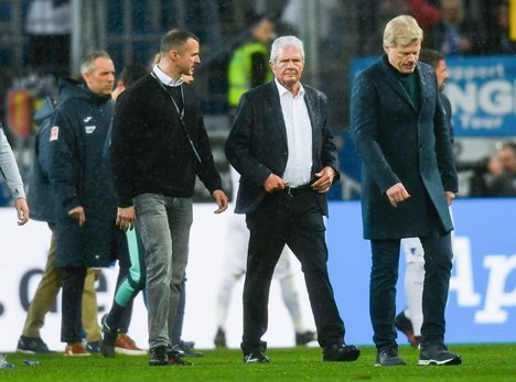 Bos Hoffenheim, Dietmar Hopp (tengah) bersama petinggi Bayern Munchen, Oliver Kahn (kanan). (c) AP Photo