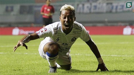 Striker Arema FC, Kushedya Hari Yudo, melakukan selebrasi seperti Singa usai membobol gawang Tira Persikabo pada laga Shopee Liga 1 di Stadion Pakansari, Bogor, Senin, (2/3/2020). (c) Bola.com/M Iqbal Ichsan