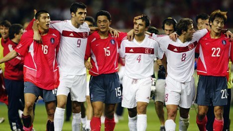 Timnas Turki menjadi juara ketiga di Piala Dunia 2002 (c) FIFA