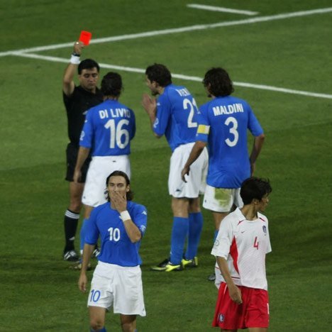 Wasit Byron Moreno memberi kartu merah pada Francesco Totti di Piala Dunia 2002 (c) FIFA