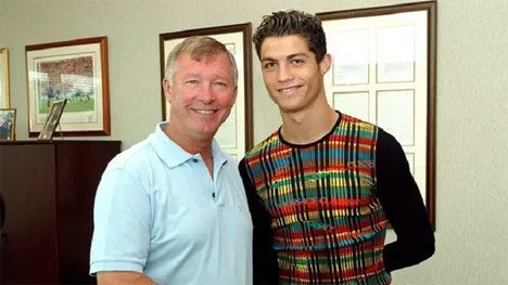 Alex Ferguson dan Cristiano Ronaldo saat baru tiba di Manchester United. (c) Bolacom/Mirror