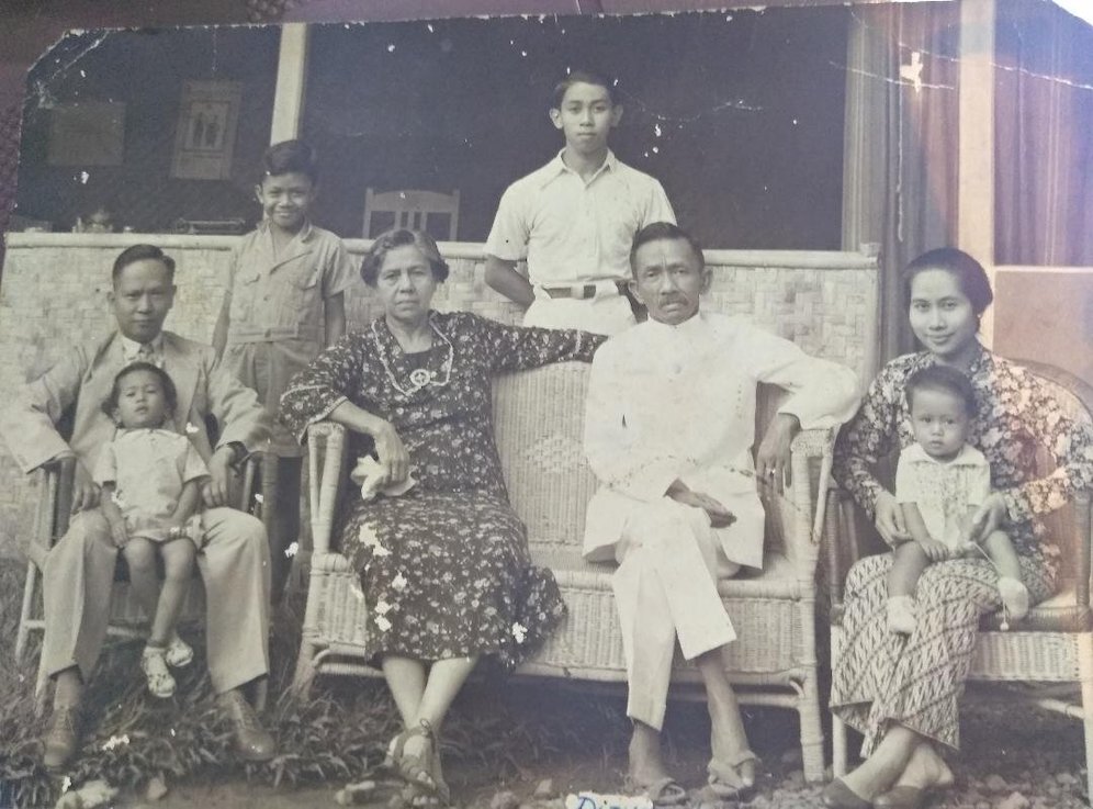 Potret Nenek Pesyati (kanan) bersama dr. Tjipto Mangunkusumo memangku Ibu dari Hanif di tahun 1942 (c) Dok pribadi Hanifditya untuk Bola.net