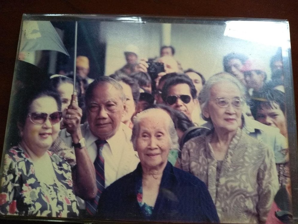 Potret Nenek Pesyati bersama dengan ibu Rahmi Hatta (istri Bung Hatta), Bapak Roeslan Abdulgani dan Ibu Poppy Sjahrir (istri Sutan Sjahrir) (c) Dok pribadi Hanifditya untuk Bola.net